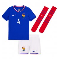 Camiseta Francia Dayot Upamecano #4 Primera Equipación para niños Eurocopa 2024 manga corta (+ pantalones cortos)